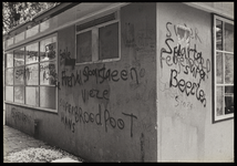 1978-3217 Opschriften op een tramhuisje bij het Spartastadion in Spangen. De teksten gaan met name over Sparta en ...