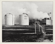 1980-1674 Verlaten voetbalveld met op de achtergrond de fabriek van Esso Chemie aan de 5e Petroleumhaven.