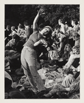1980-1683 Meisje danst tussen het publiek op het Holland Pop Festival in het Kralingse Bos.