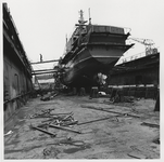1988-1416 Een viskotter ligt in het dok van scheepsreparatiebedijf Niehuis en Van den Berg N.V. aan de Eemhaven van ...