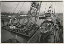 1992-3246 Loodsschoener wordt getakeld op een werf aan de Binnenhaven.