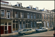 1115 Panden aan de Pupillenstraat 94-98 in het Oude Westen. Op huisnummer 96 is Rijwielhandel J.M. Hoeder gevestigd.