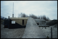 1240 Een Duitse bunker (Festung Hoek van Holland) en het tegenwoordige Atlantikwall Museum (sinds 1996) aan het ...