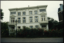 1492 Monumentale villa, gebouwd in 1875 naar het ontwerp van de architect J.D. Labots aan de Vijverweg 26-28 in Kralingen.