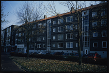 1582 Woningbouwcomplex met portiekflats aan de Chris Bennekerslaan 10-23 en de Adamshofstraat is in de periode ...