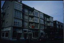 1650 Woningbouwcomplex met portiekflats, winkels en café gerealiseerd in 1946-1949 naar ontwerp van J.A. Brinkman en ...