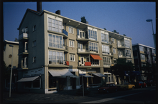 1652 Woningbouwcomplex met portiekflats, winkels en café gerealiseerd in 1946-1949 naar ontwerp van J.A. Brinkman en ...