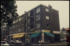 1731 Woningen met winkels, gebouwd tussen 1953-1955 naar het ontwerp van de architect W. van der Sluys aan de ...