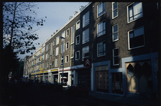 1756 Woningbouw met bedrijfsruimte, ontworpen door A.H. Russcher tussen 1954-1956, aan de Bredestraat 13-19 in Stadsdriehoek.