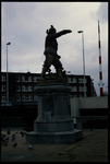 179 Het standbeeld van Piet Heyn vervaardigd in 1870 door de beeldend kunstenaar J. Graven aan het Piet Heynsplein in ...