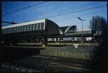 1855 Perrons bij het stationsgebouw van Rotterdam Centraal, gebouwd tussen 1951-1957 in opdracht van de Nederlandse ...