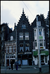 198 De monumentale panden van Historisch bedrijfsvaartuig Rivierenklipper (links), café Ooievaar (midden) en restaurant ...