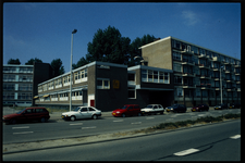 209 De Sint Martinusschool met gymnastieklokaal, vrijstaand gesitueerd aan de westzijde van de Vondelweg (zijgevel), ...
