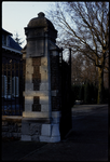 214 Pilaar en hekwerk van de toegangspoort naar de Algemene Begraafplaats Crooswijk aan de Kerkhoflaan 5 en de ...