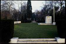 232 Monument Vallende man van Cor van Kralingen met oorlogsgraven, in de achtergrond het Monument 1914-1918 van Gustav ...