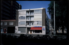 260 Woningbouw met winkels aan de Vondelweg 109-123 in Rubroek, gebouwd tussen 1954 en 1956 in opdracht van E. ...