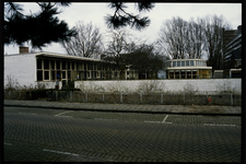 369 Monumentaal pand van de Houten den Hollanderschool uit 1951 aan de Rotterdamse Rijweg 29 in Overschie.