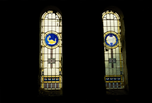 424 Het glas-in-lood raam van het mausoleum van het familiegraf van Kruyff Bartholomeus & Zn op de begraafplaats ...