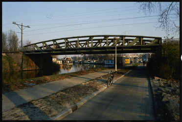 696 Spoorwegviaduct van de spoorlijn Rotterdam-Utrecht over de Kanaalweg en het Schiekanaal.