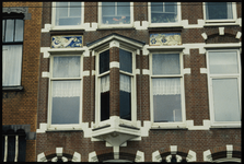 756 Geveldecoraties aan woningen gebouwd in omstreeks 1898 aan de Provenierssingel 21-25 in de Provenierswijk.