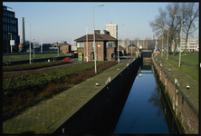 96 De Parksluizen tussen de Parkhaven en de Coolhaven gezien vanaf de 1e Parkhavenbrug in de wijk Schiemond.
