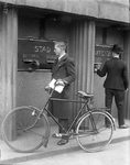 2002-1548 Man doet brief in de brievenbus van het postkantoor.