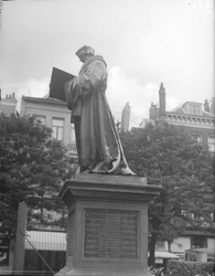 2002-1558 De Grotemarkt met het standbeeld van Erasmus.