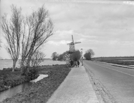 2002-1584 De Plaszoom met links de Kralingse Plas. Op de achtergrond molen De Ster.