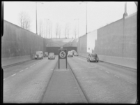 L-1057 Ingang van de Maastunnel aan de kant van de Parkkade met autoverkeer in beide richtingen. In het midden staat ...