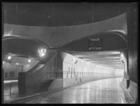 L-1059 Avondopname van de ingang van de Maastunnel aan de kant van de Parkkade. De tunnel is verlicht. Boven de ingang ...