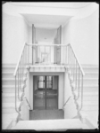 L-1079 Trappenhuis met hekwerk en zicht op gangen met lokalen. Uit een serie over het Lyceum aan het Nachtegaalplein.