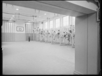 L-1082 Tijdens een les gymnastiek oefenen jongens in klimrekken in de gymzaal. Uit een serie over het Lyceum aan het ...