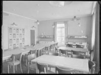 L-1111 Leeszaal met tafels en stoelen. Uit een serie over het Lyceum aan het Nachtegaalplein.