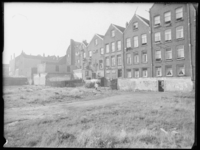 L-1524 Achterkant van woningen aan de Zwarte Paardenstraat. Op de voorgrond een braakliggend stuk grond.