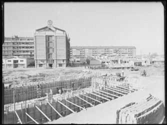 L-158 Bouwvakkers bij de nieuwbouw van een pand bij Achterklooster en de Goudsewagenstraat. Op het gebouw links staat ...