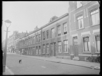 L-1593 Schilders renoveren kozijnen van woningen in de Van Reynstraat. Rechts op de voorgrond nummer 53. In de straat ...