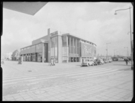 L-1637 Het Thalia Theater aan de Kruiskade met links in het gebouw onder andere een kapper. Links de Lijnbaan.