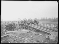 L-1699 Betonwagens storten beton bij de bouw van de Rottebrug op de Boezemlaan..