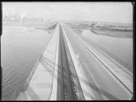 L-1760 De weg over de Botlekbrug, gezien vanuit het hefgedeelte in de richting van Rotterdam. Links op de achtergrond ...