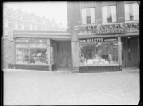 L-1798 Etalages van de Amsterdamsche Luxe Broodbakkerij en muziekwinkel Geultjes & Heulswit aan de 1e Middellandstraat ...