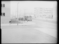 L-1849 Moeders en kinderen staan bij een bushalte in Zuidwijk aan de Slinge. De bus gaat richting Beijerlandselaan. ...
