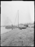 L-1868 Bouwvakkers plaatsen vanaf een ponton schotten in de Rotte, voor de nieuw gebouwde Rottebrug.