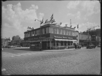 L-1954 Martin's restaurant op de hoek van de Kruiskade en de Karel Doormanstraat. Links op de achtergrond het ...