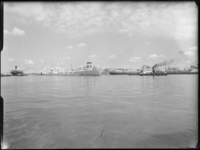 L-2031 Sleepboten, zee- en binnenvaartschepen in de 2e Petroleumhaven in de Botlek. Rechts op de achtergrond opslagtanks.