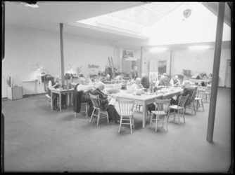 L-2103 Oudere mannen aan het werk in een activiteitenruimte van het bejaardentehuis Oostervant aan de Oostervantstraat.