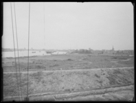 L-2232 Terrein bij de Gemeentelijke Drinkwaterleiding aan de Honingerdijk in De Esch (onderaan). Links op de voorgrond ...