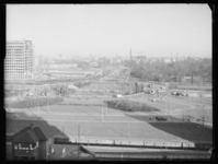 L-2495 Overzicht over het Droogleever Fortuynplein, gezien vanaf het Belastinggebouw aan de Puntegaalstraat. Op de ...