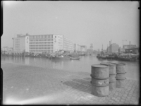 L-2607 Binnenvaartschepen liggen in de Leuvehaven. Op de achtergrond het kantoorgebouw van Imperial Chemical Industries ...