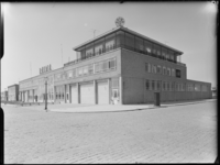 L-2764 Bedrijfspand van R.H.I.W.A. (Rotterdamse Handel in Wagenbouwartikelen) op de hoek van de Giessenweg (links) en ...