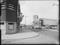 L-2849 Kruiskade met rechts bioscoop Thalia en links hotel Central. Op de achtergrond de Lijnbaan en één van de ...